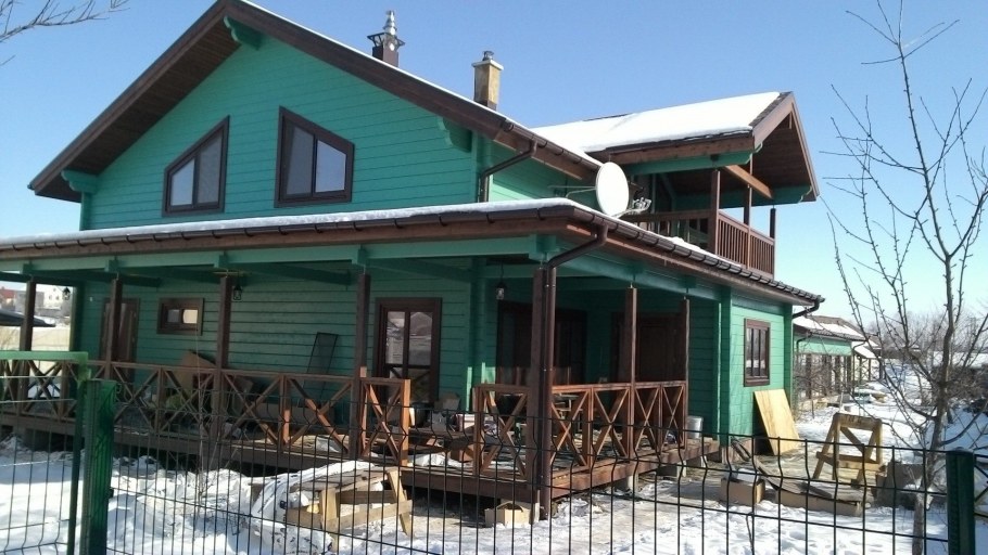 Фасады домов с зеленой крышей