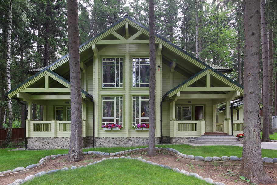 Зеленый дом с серой крышей