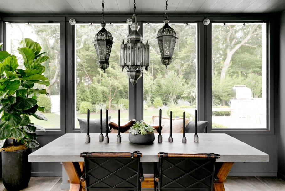 Черная люстра в интерьере веранды