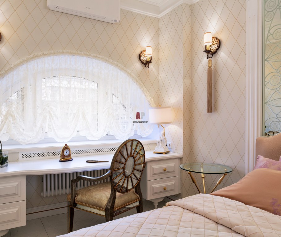 Спальня с арочным окном