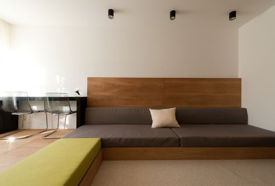 Диван на подиуме в интерьере