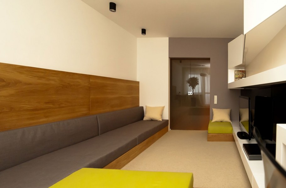 Интерьер гостиной с диваном на подиуме