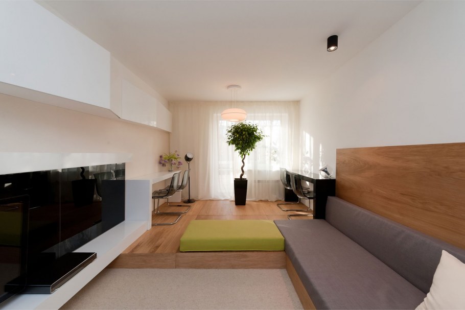 Небольшая гостиная с подиумом