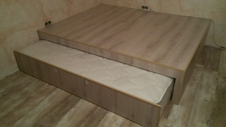 Интерьер спальни с кроватью и диваном