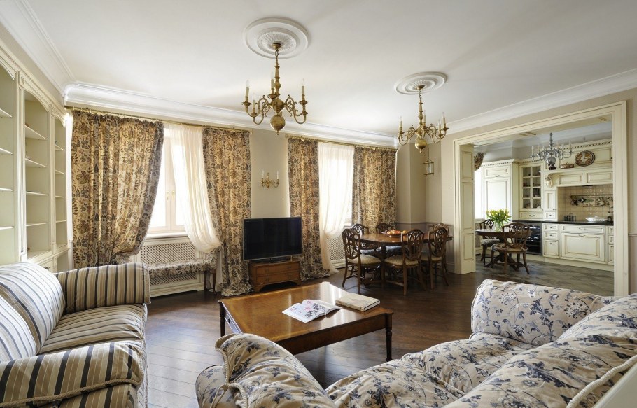 Гостиная с тремя окнами