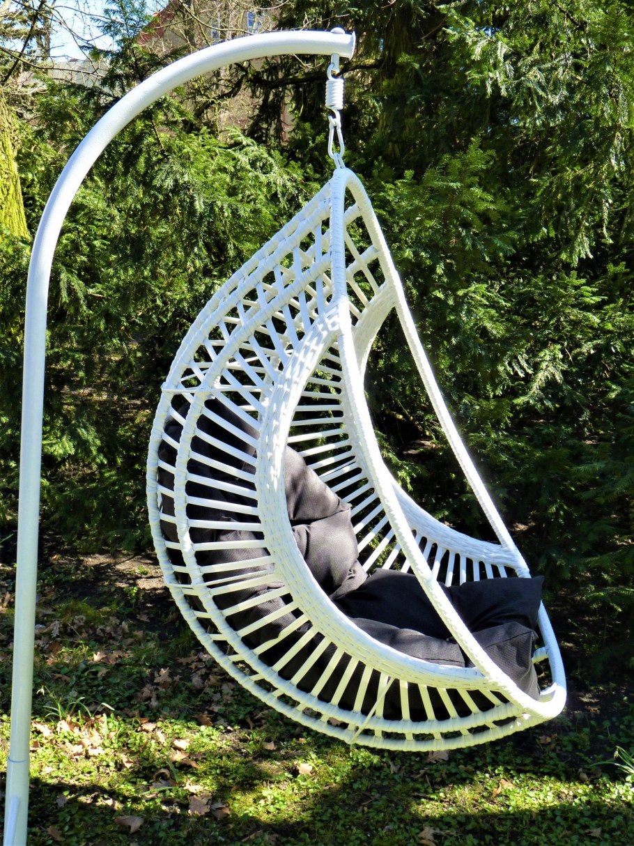 Подвесное кресло из пластиковых труб