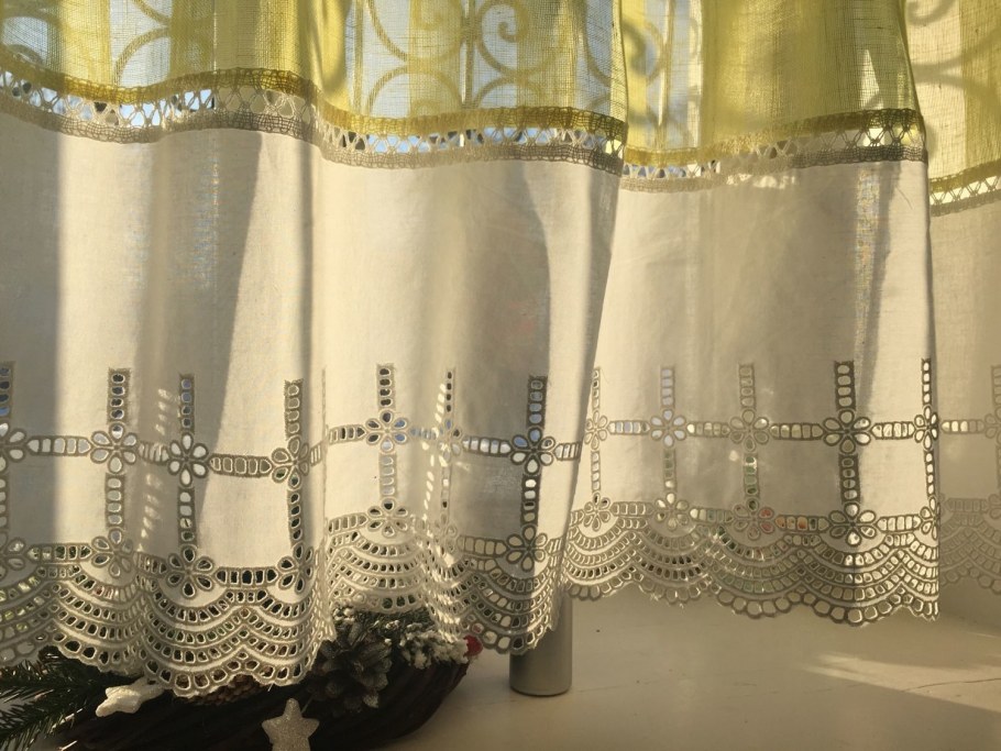 Тюль из льна с вышивкой