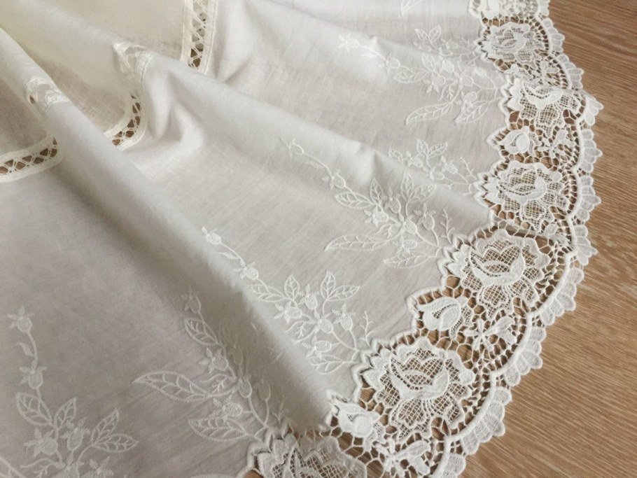 Льняные шторки с батистовым кружевом