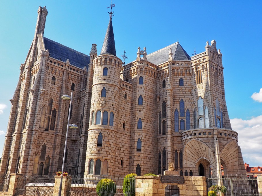 Епископский дворец Гауди