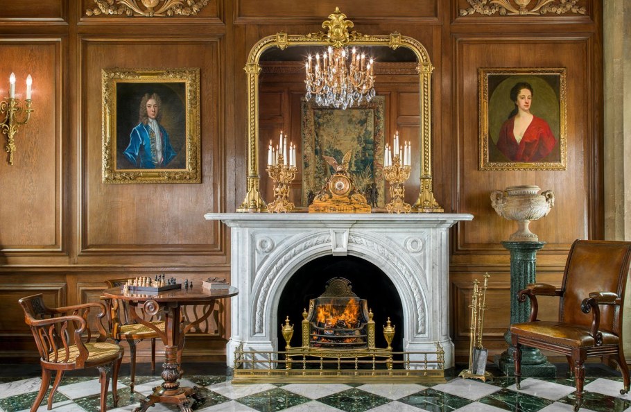 Комната в старинном стиле