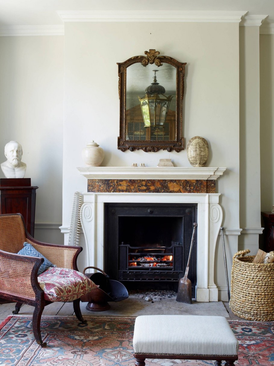 Портрет над камином