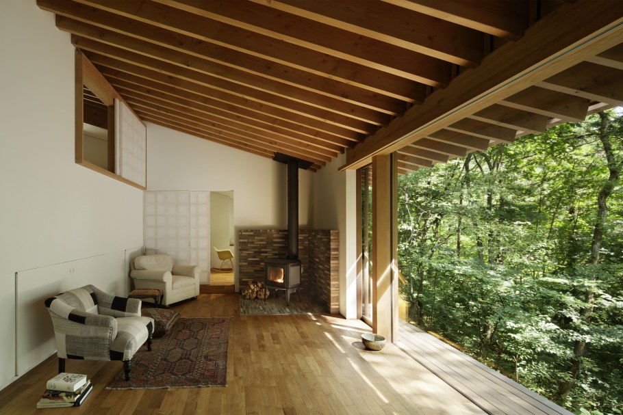 Гостиная с видом на лес