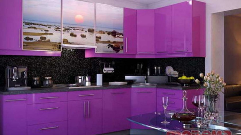 Интерьер кухни с сиреневыми фасадами