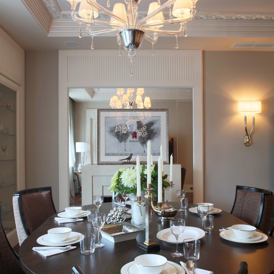 Серые стены и золотые светильники в интерьере