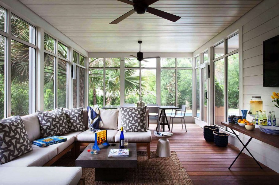 Теплая веранда с большими окнами