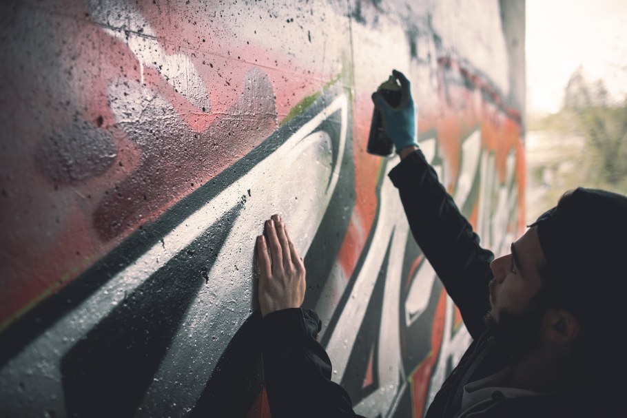 Человек с баллончиком краски