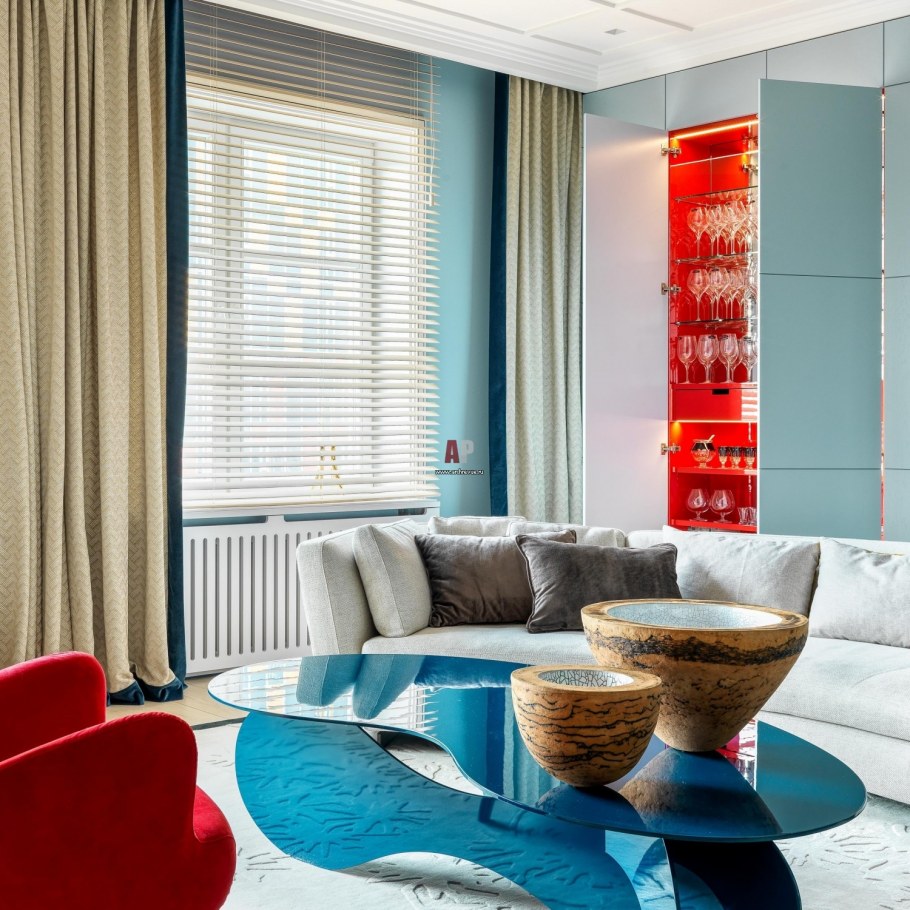 Интерьер белой гостиной Фьюжн