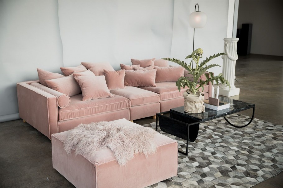 Гостиная в розово серых тонах