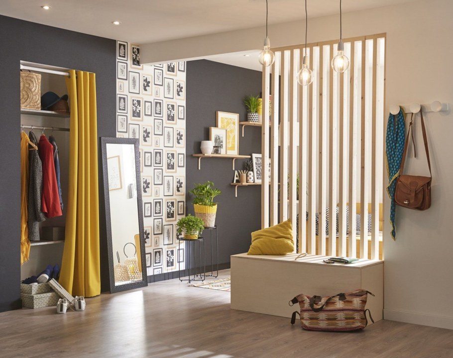 Прихожая с деревянными рейками