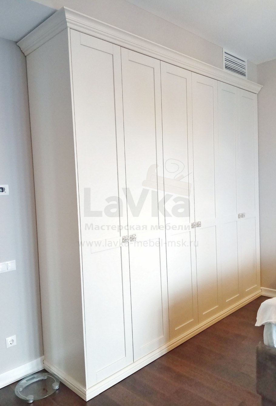 Шкаф с распашными фасадами с карнизом