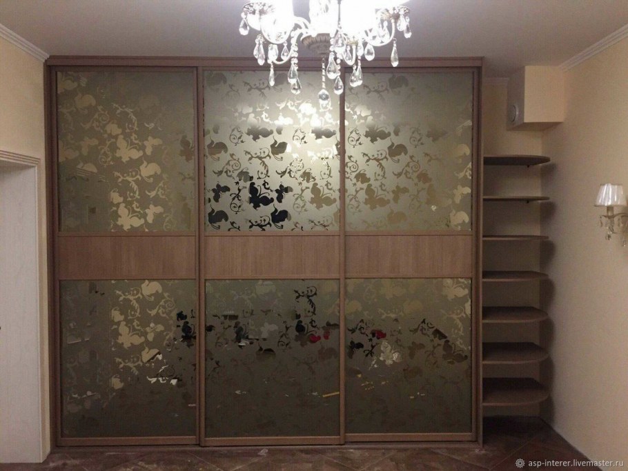 Шкаф-купе в гостиную с рисунком шкаф