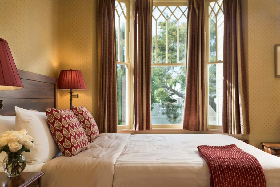 Комната в теплых тонах