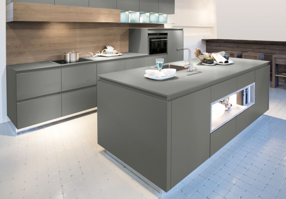 Кухня фасады светло серый бетон