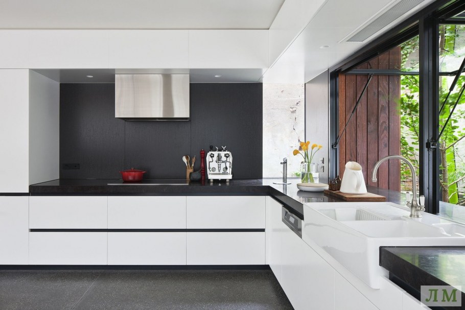 Стильная белая кухня