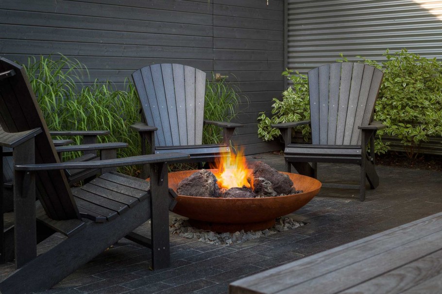 Кресло Адирондак у костра