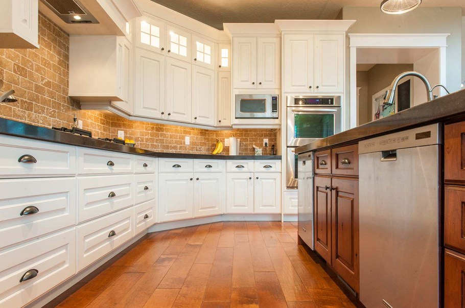 Фартук из белого кирпича на кухню