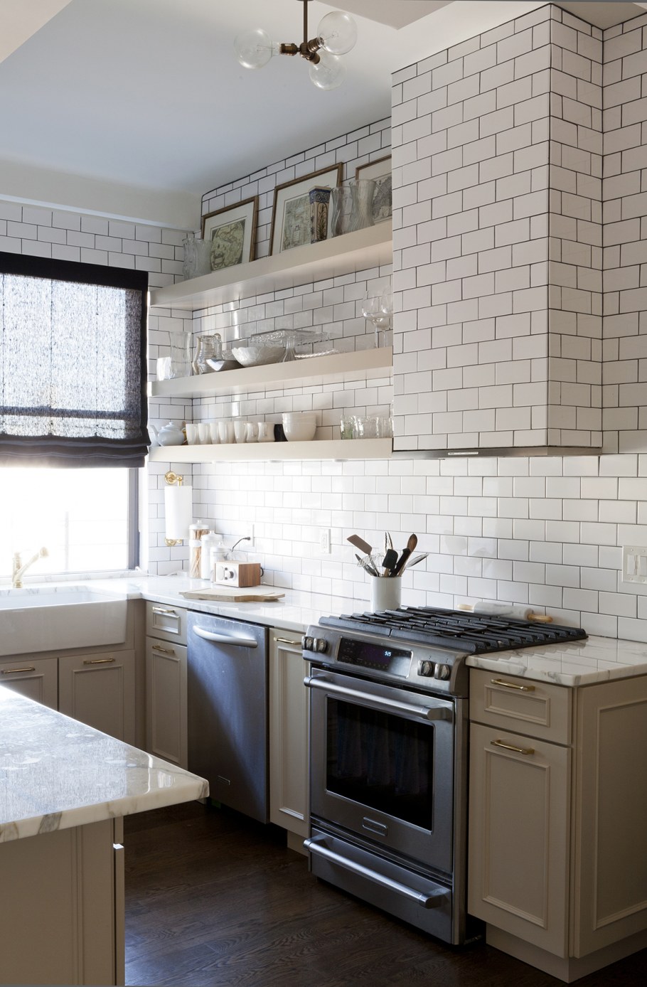 Бежевая кухня с белым кирпичом