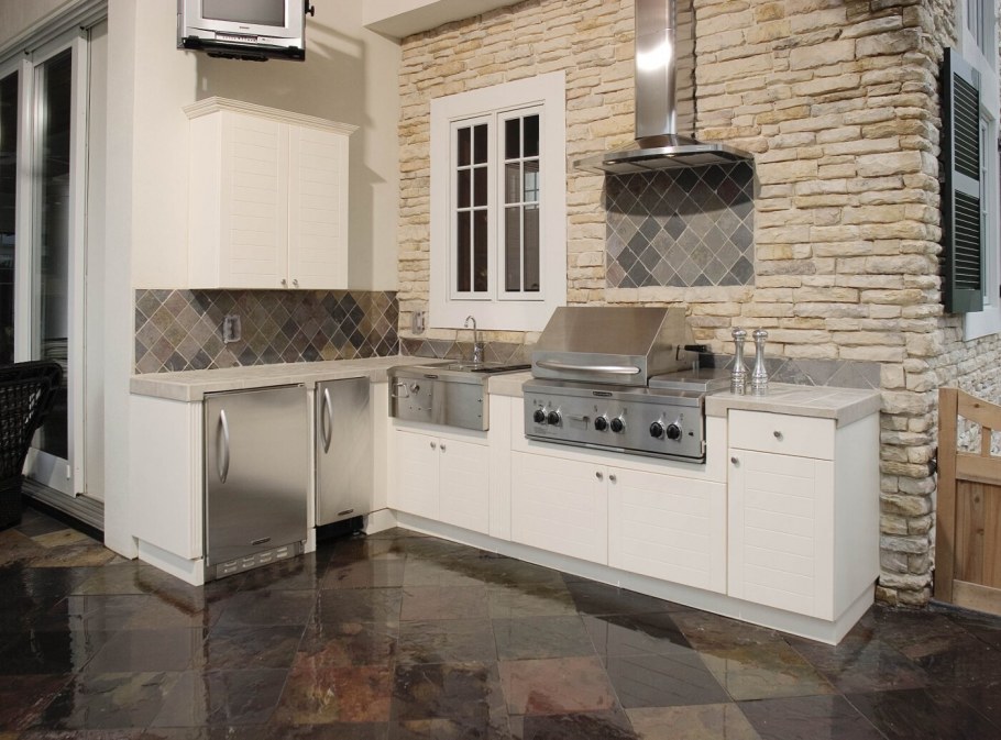 Белая кухня с искусственным камнем