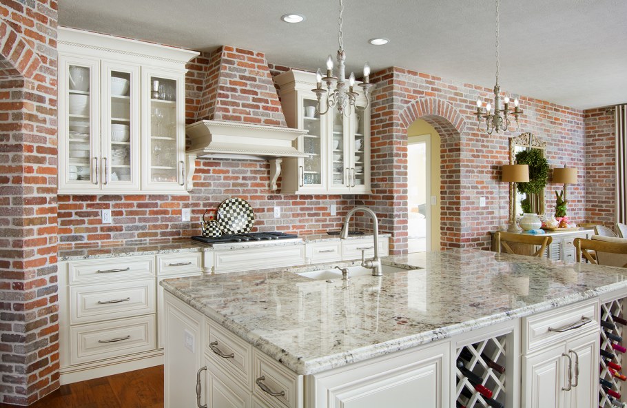 Кухня из жженого кирпича