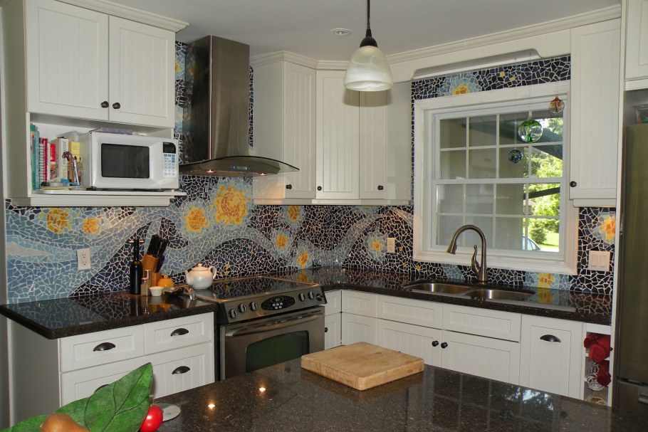 Белая кухня с зеркальной мозаикой