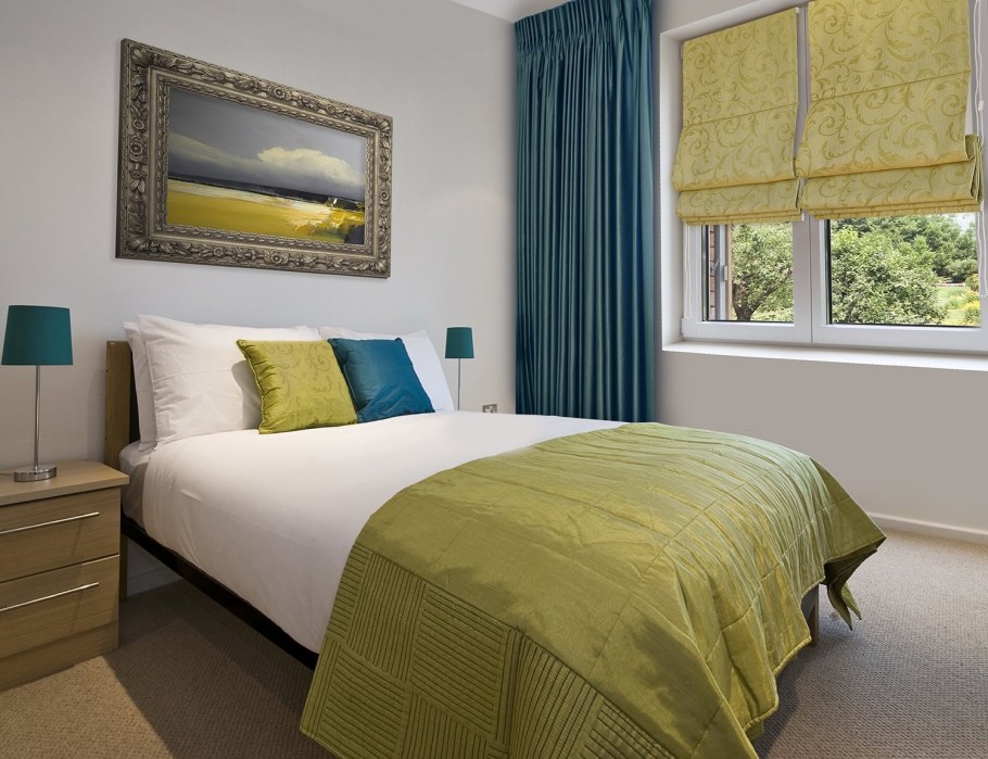 Шторы в спальню оливкового цвета