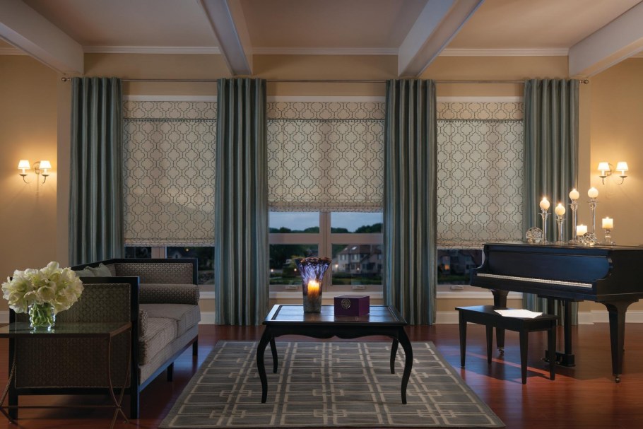 Шторы в римском стиле