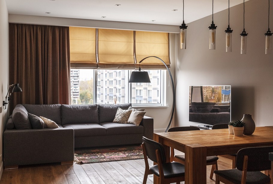 Интерьер гостиной в стиле Контемпорари с римскими шторами