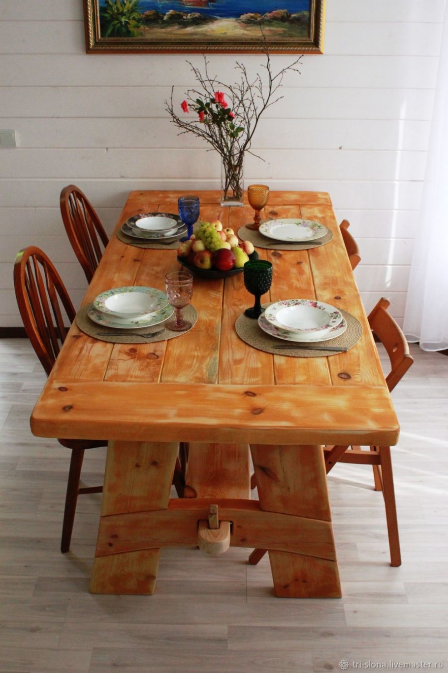 Обеденный стол в деревенском стиле