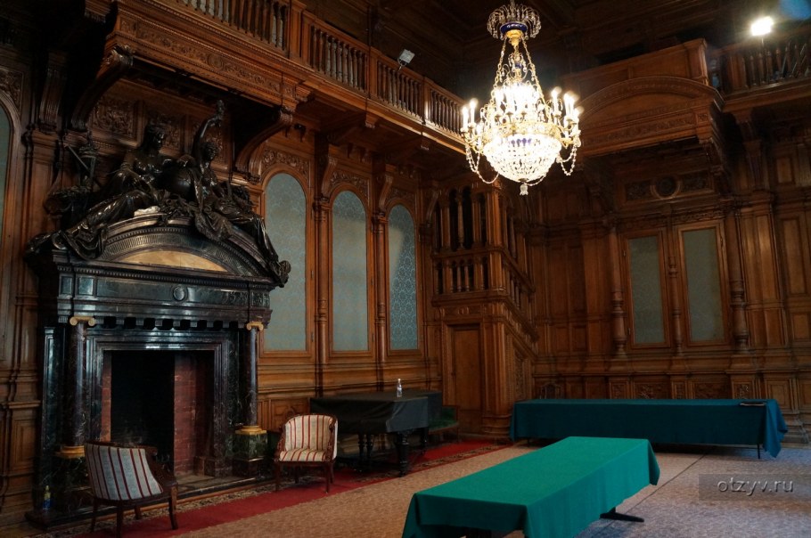 Гостиная в замковом стиле