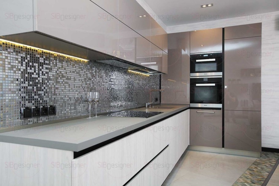 Зеркальное панно в обеденной зоне