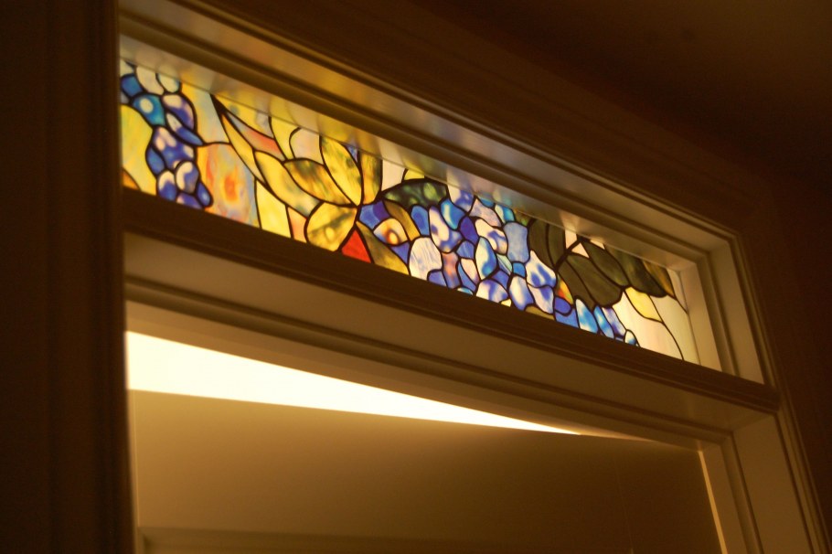 Витражные окна над дверью