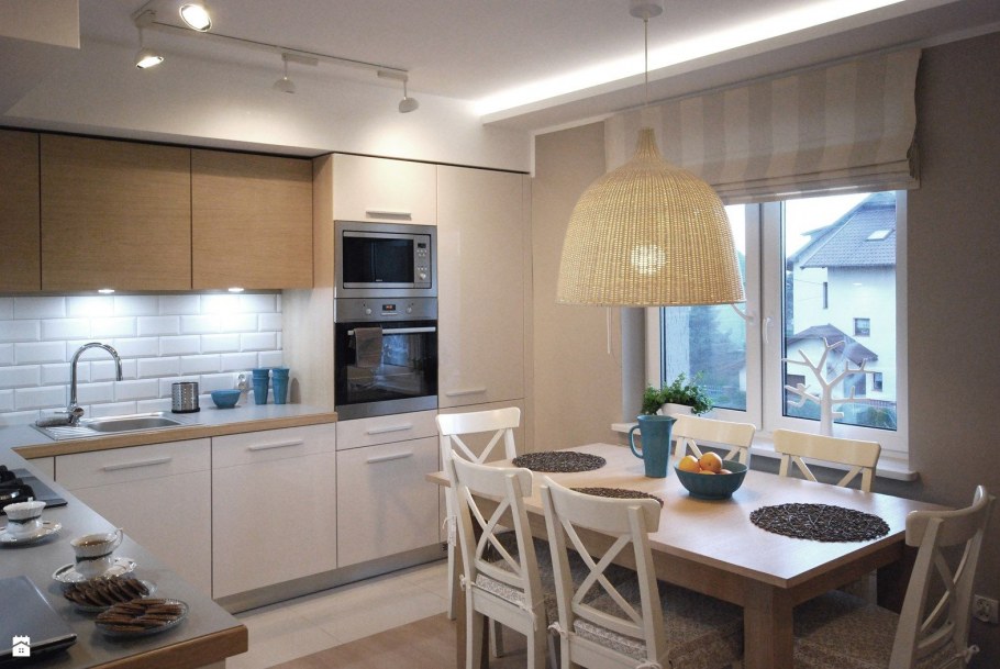 Люстра в интерьере кухни 10м2