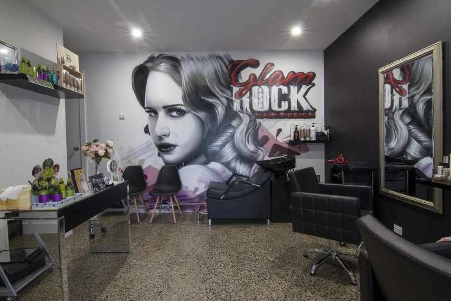 Стены в салоне красоты