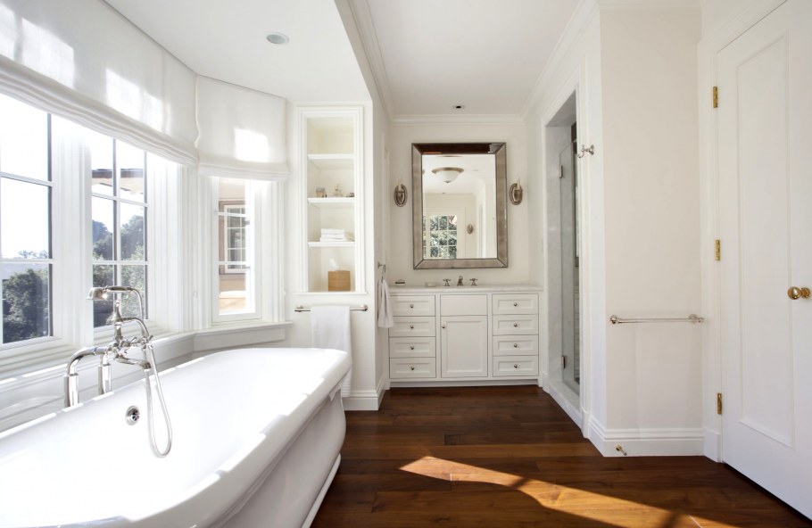 Белая ванна с деревянным полом