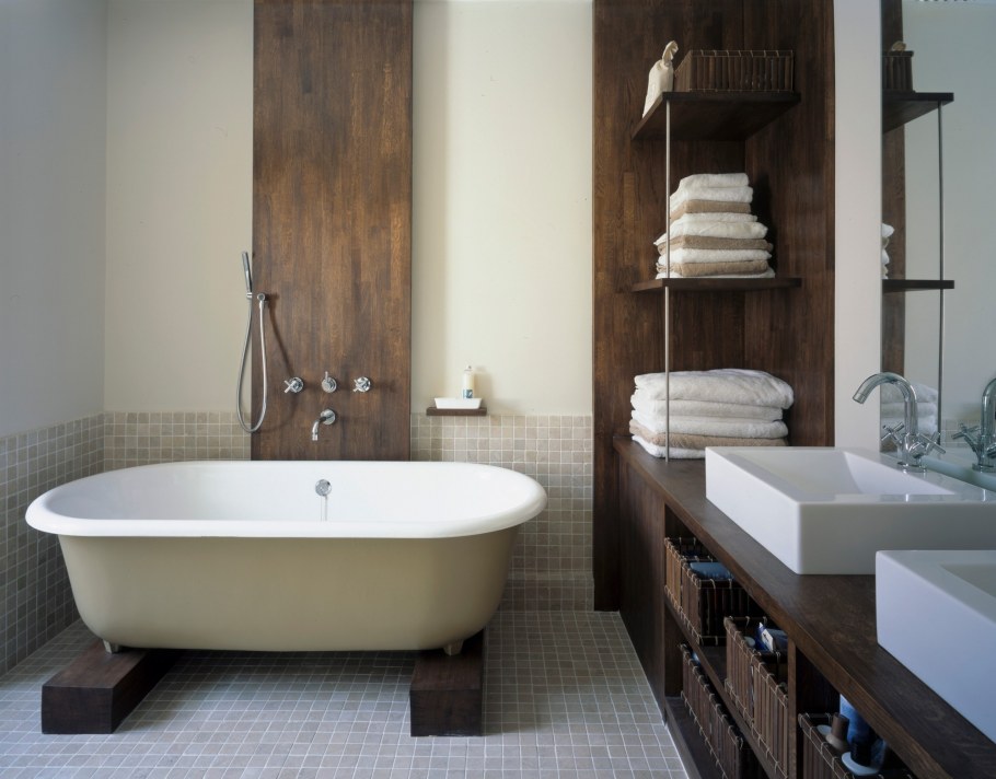 Ванная комната с угловой ванной под дерево