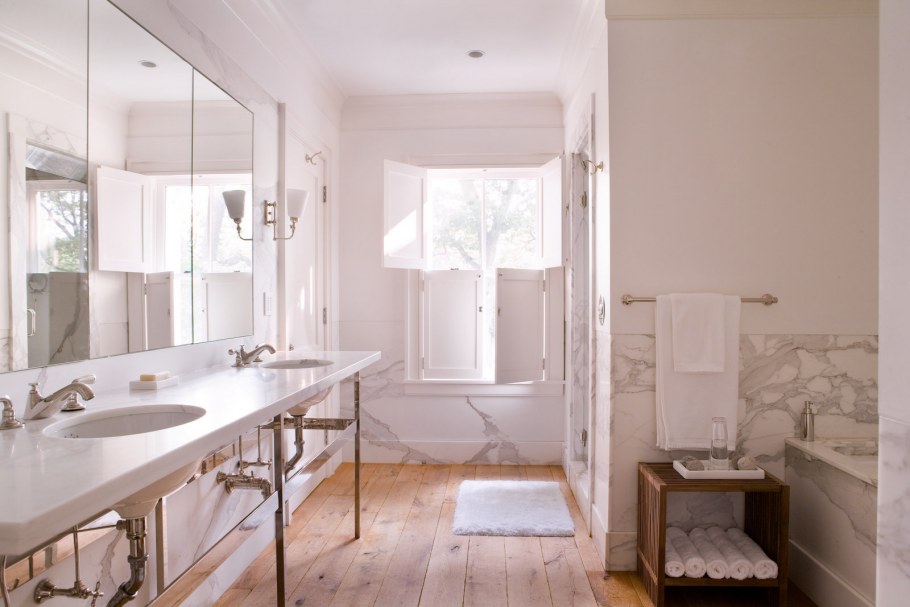 Ванная комната с светлокоричеевым полом