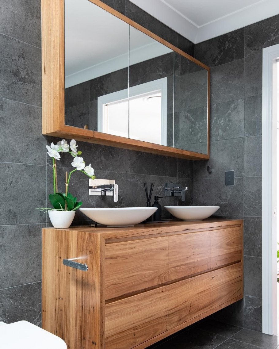 Ванная белая с деревом