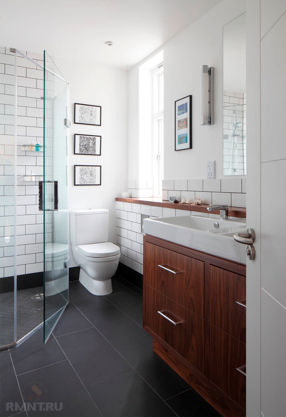 Ванная в серых тонах с деревом