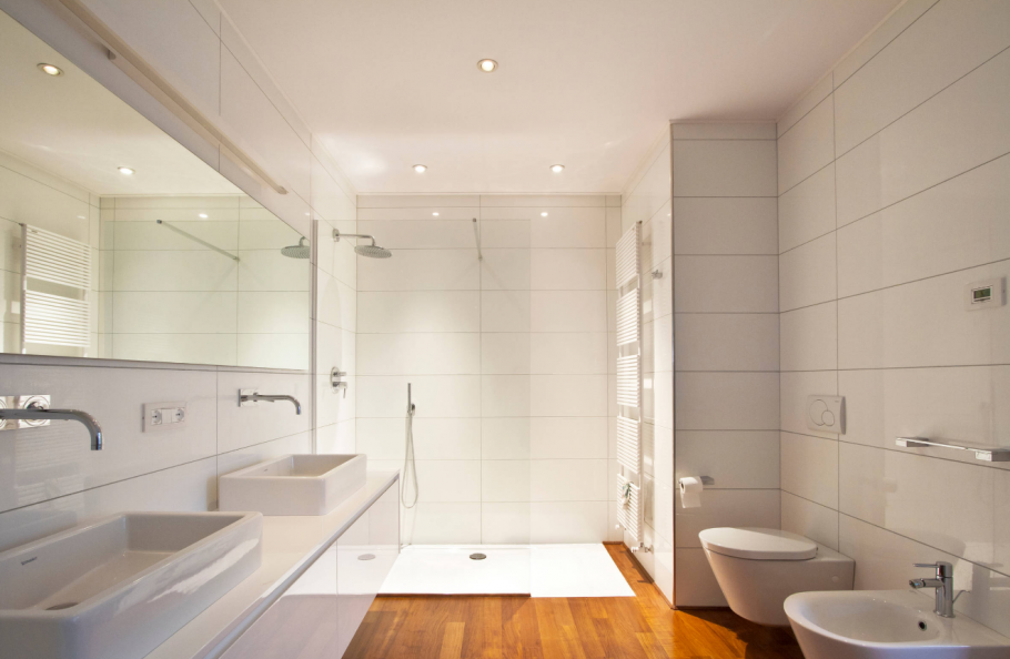 Ванная белая с деревом