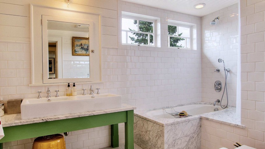 Ванная белая с деревом